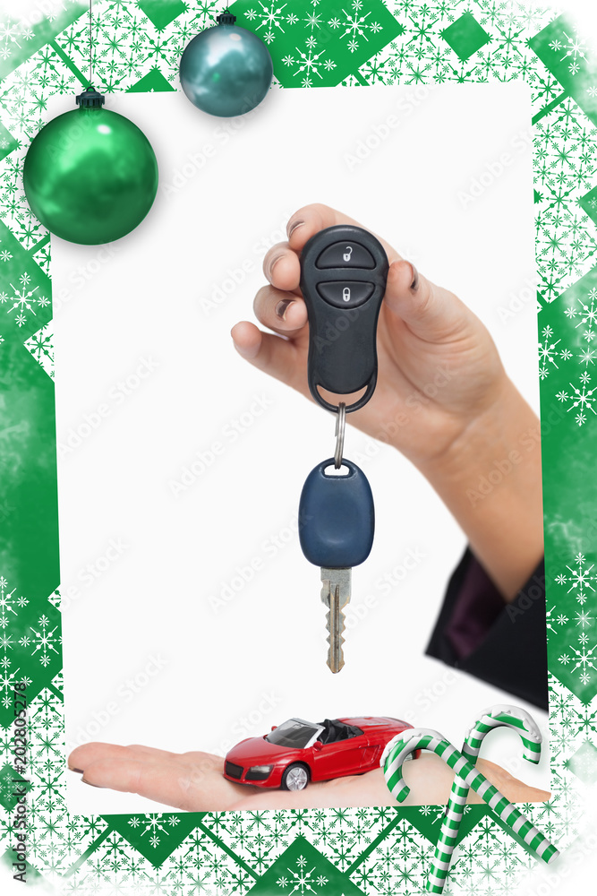 女人拿着钥匙和小车抵着圣诞框架