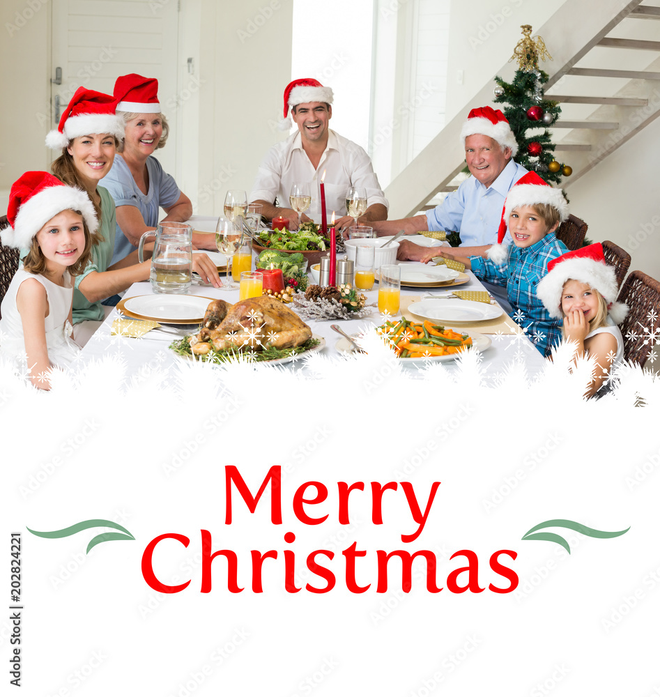 戴着圣诞帽的快乐家庭在边境吃圣诞大餐
