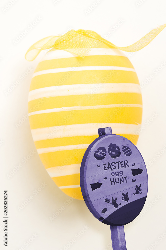 针对黄色手绘复活节彩蛋的复活节彩蛋狩猎标志