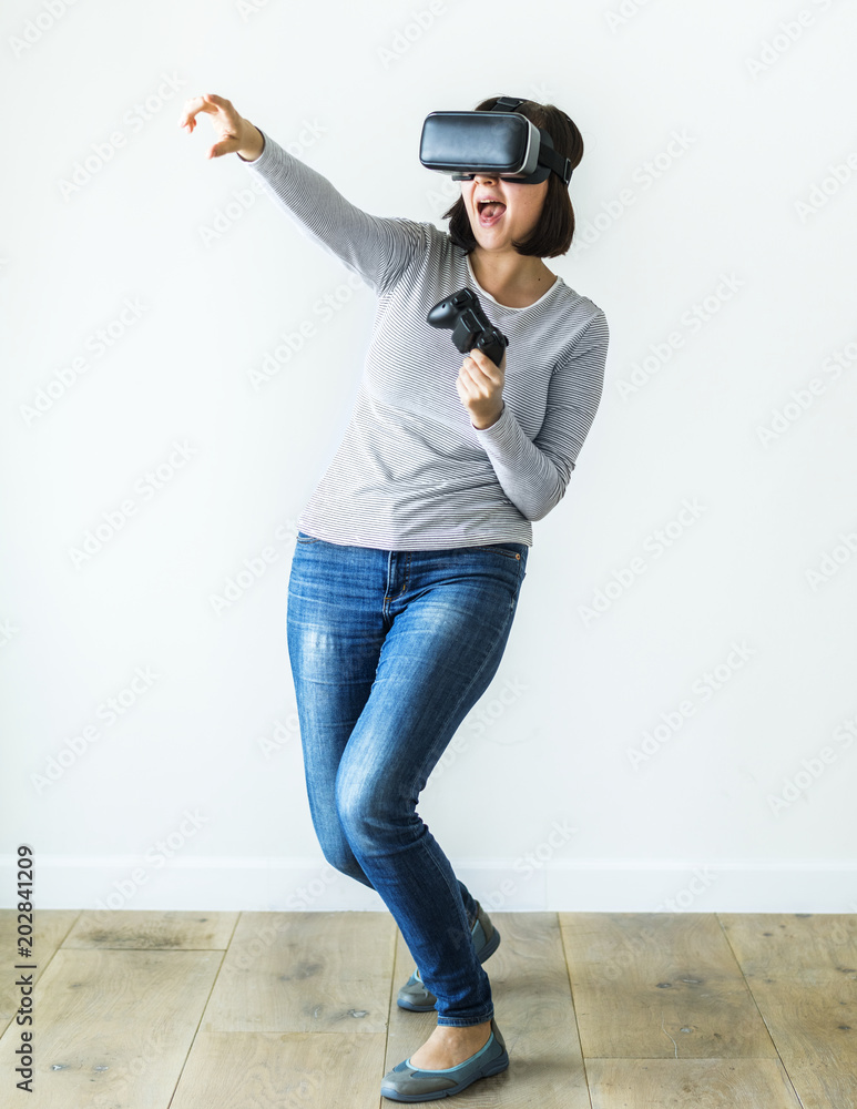 享受虚拟现实游戏的女人