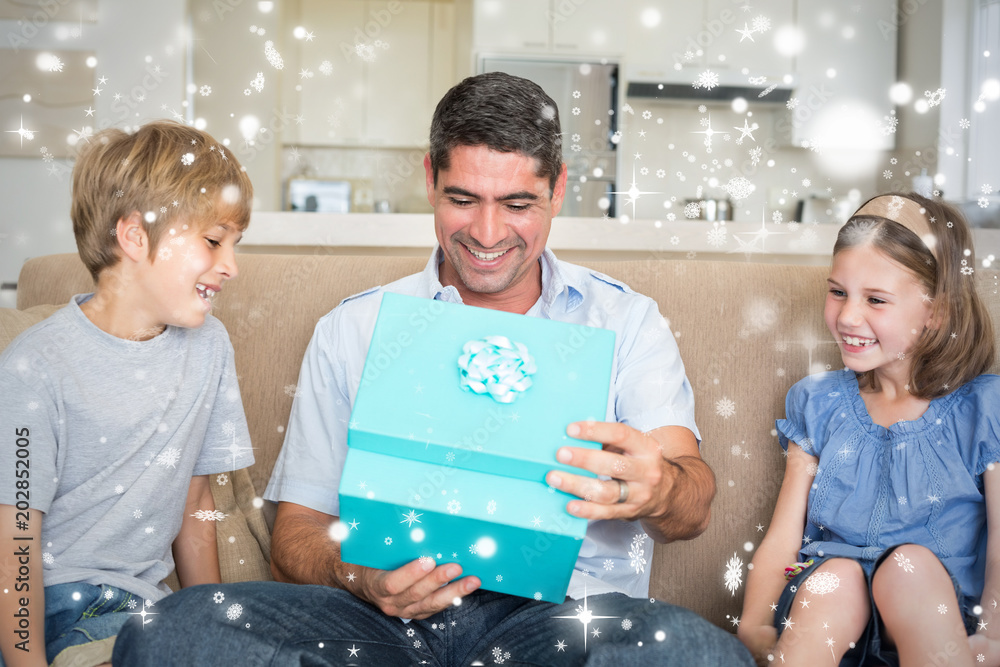 父亲在沙发上打开孩子们送的礼物，以防下雪的合成图像