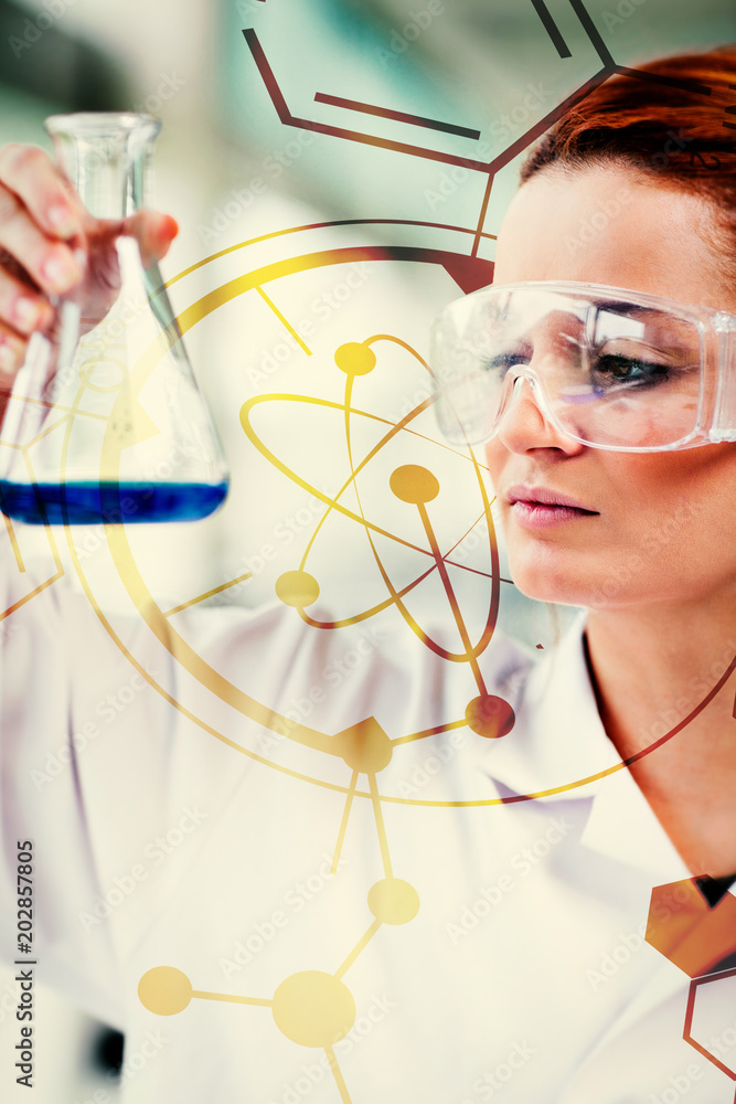 科学和医学图片反对一名理科学生看着一个erlenmeyr烧瓶