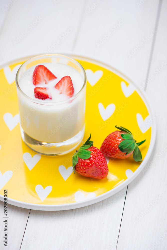 草莓酸奶。餐桌上有草莓和酸奶早餐的健康食品。