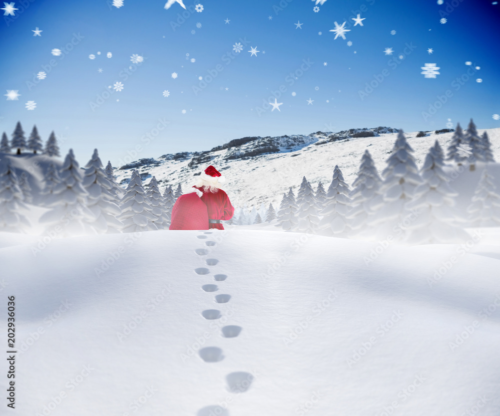 蓝天下，圣诞老人在雪地里与雪山同行
