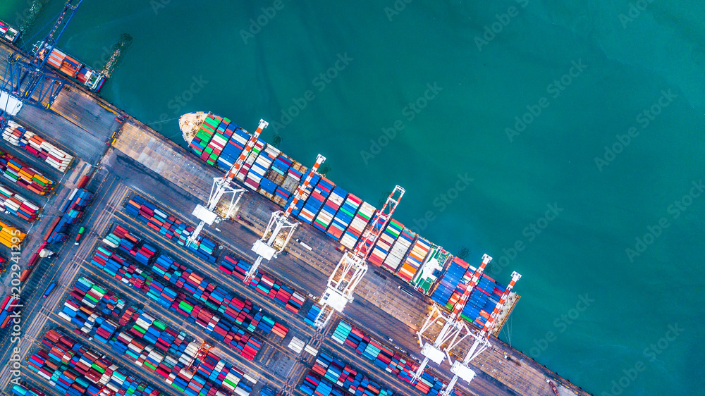 集装箱货船鸟瞰图，国际贸易进出口物流与运输