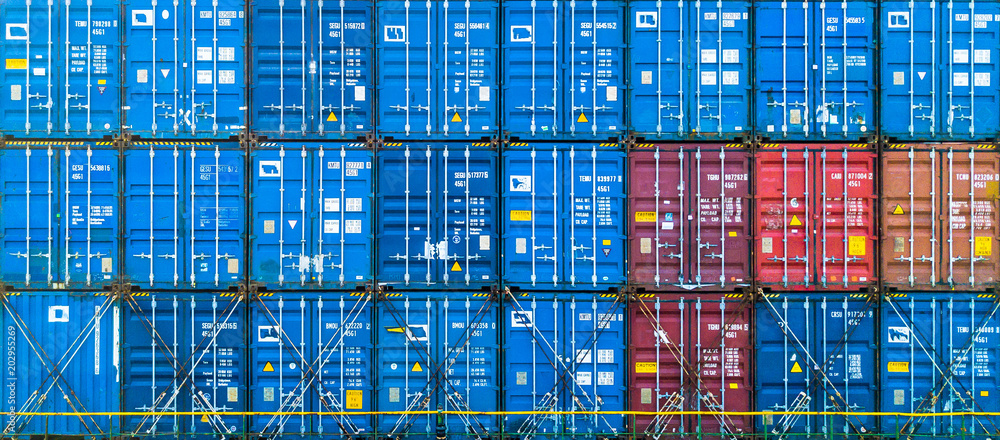 货物集装箱成排堆放，进出口业务和物流运输中的集装箱