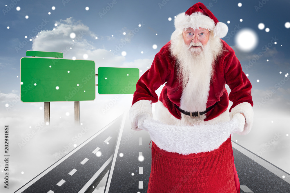 圣诞老人打开他的红色袋子，对着有空路标的云层上的道路