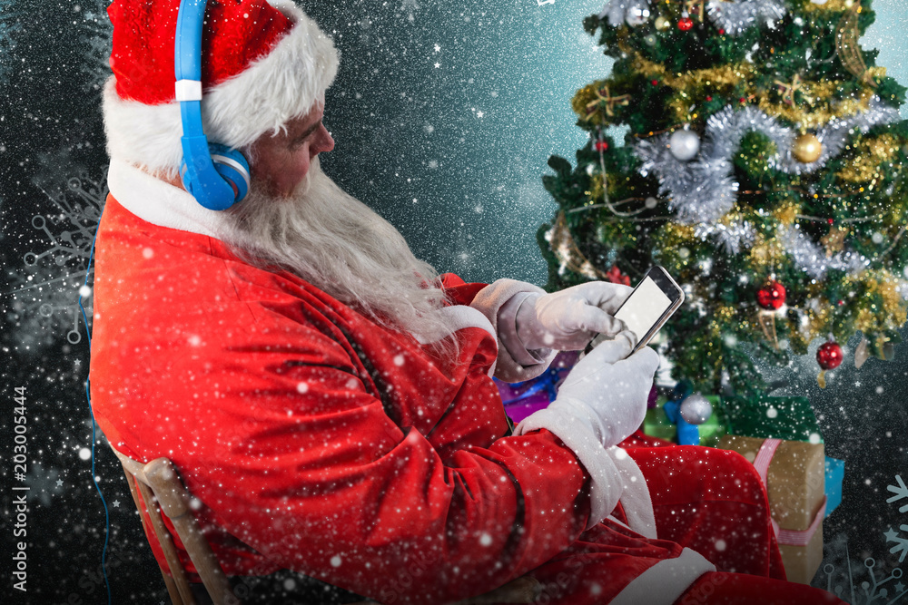 圣诞老人用手机对着雪花图案画圣诞树