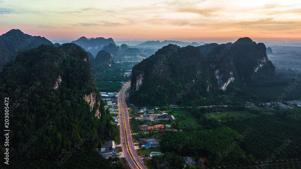 泰国甲米黄昏时分的山脉鸟瞰景观