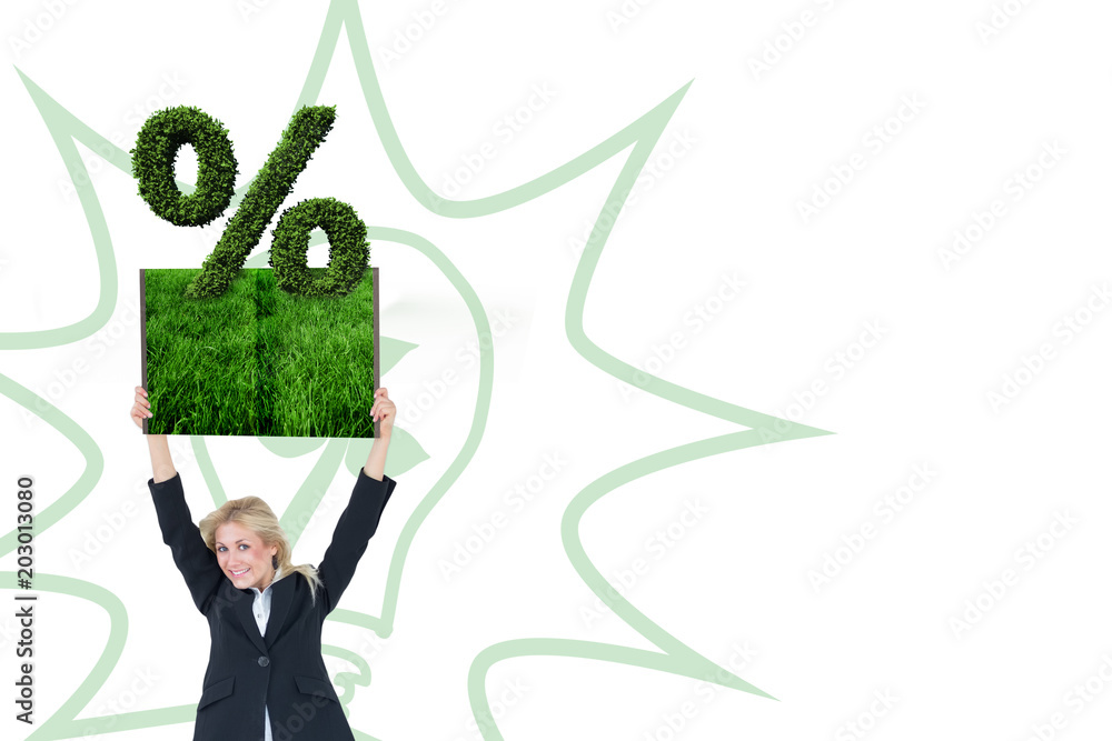 妇女拿着草坪书对着树叶制成的百分比标志