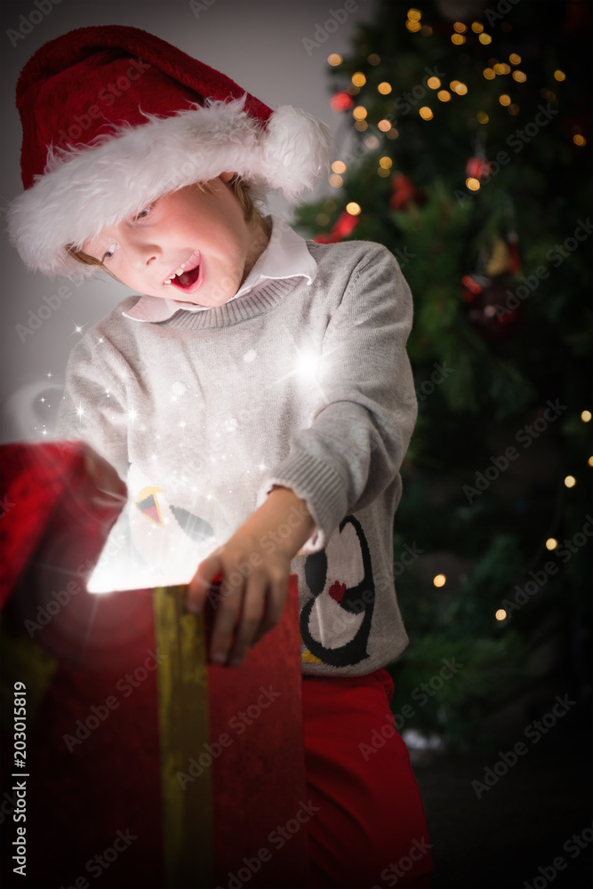孩子在雪地里打开他的圣诞礼物
