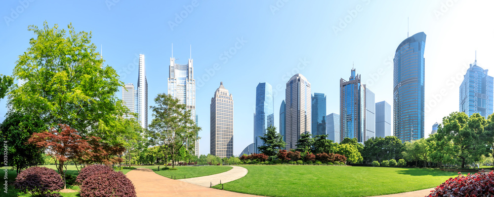 上海现代商业建筑背景的城市公园