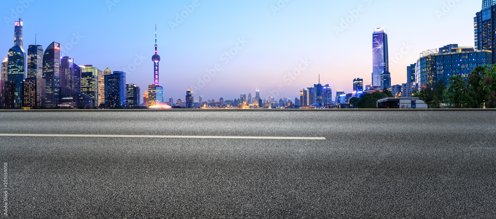 上海夜晚的柏油路与城市天际线