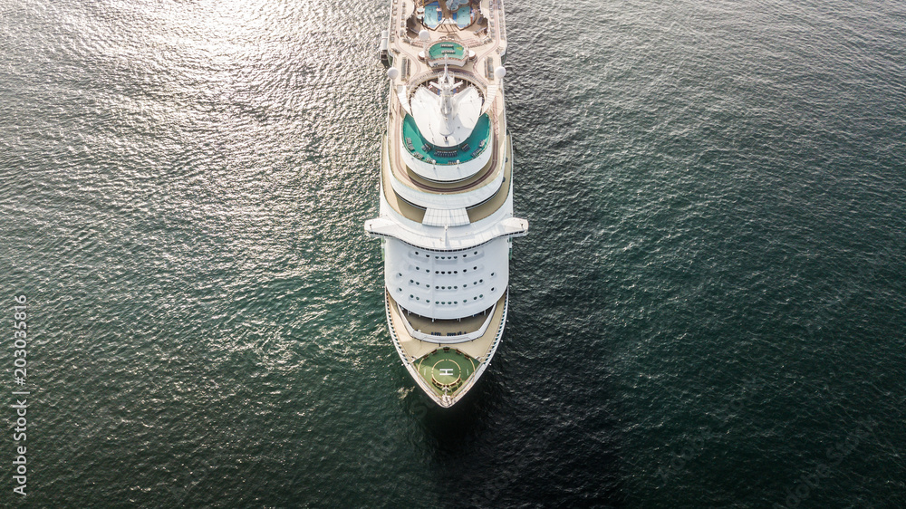 海上大型游轮鸟瞰图，穿越泰国湾的客运游轮