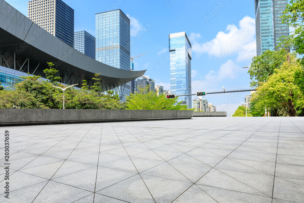 深圳空置的广场层和现代化的商业办公楼