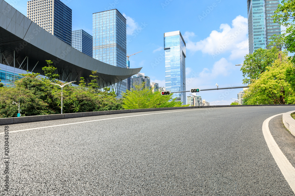 深圳空旷的柏油路和现代化的商业办公楼