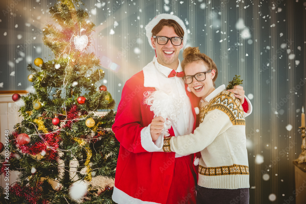 圣诞节时，穿着圣诞老人服装的古怪潮人在家里拥抱他的女朋友
