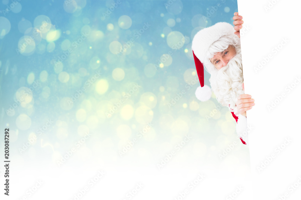 微笑的圣诞老人在蓝色抽象光点设计的衬托下展示标志