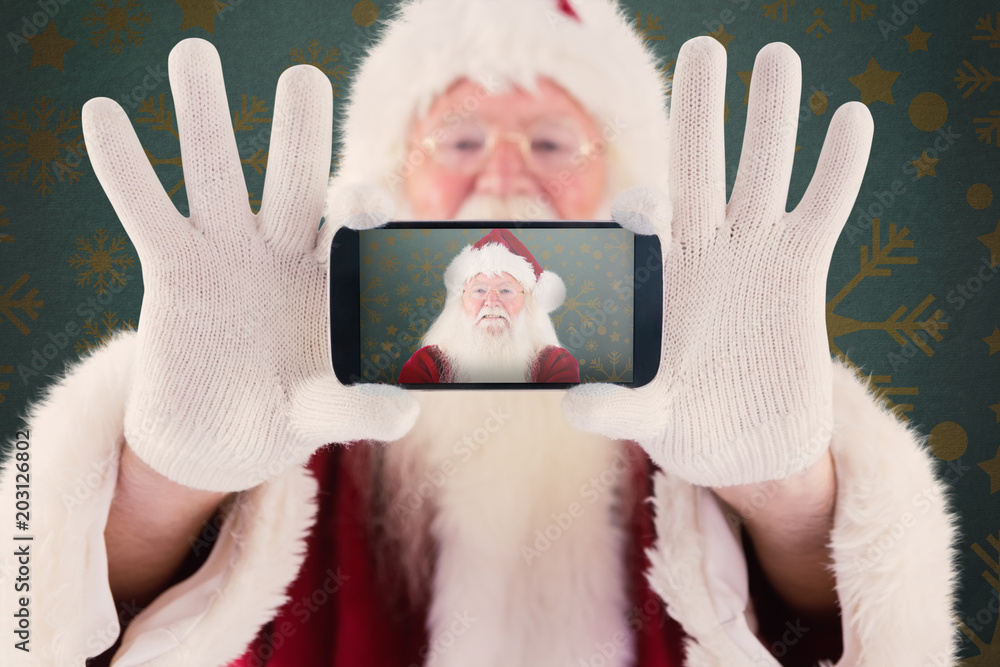 圣诞老人用智能手机对着雪花壁纸图案记录自己