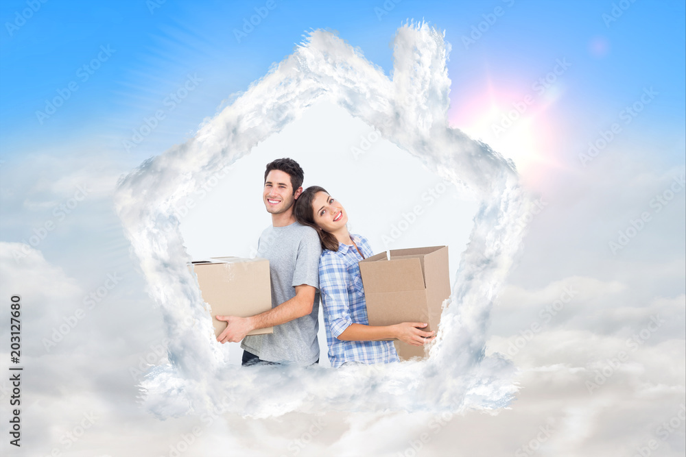 妻子和丈夫在蓝天白云的映衬下，在新房子里搬箱子