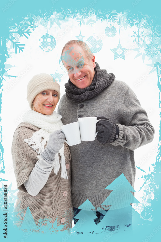 幸福的成熟夫妇穿着冬装，拿着马克杯放在圣诞相框里的合成图