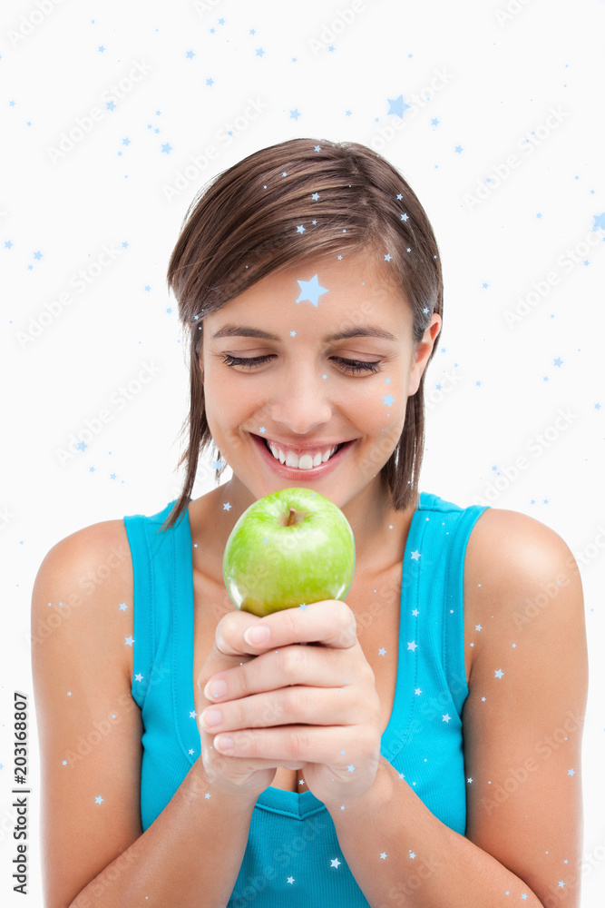 微笑的少年看着放在她手上的绿色苹果与雪花交叉