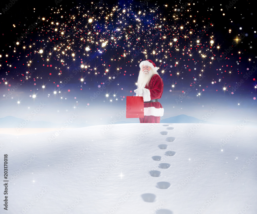 圣诞老人在宁静的风景下，在雪地里拿着礼物