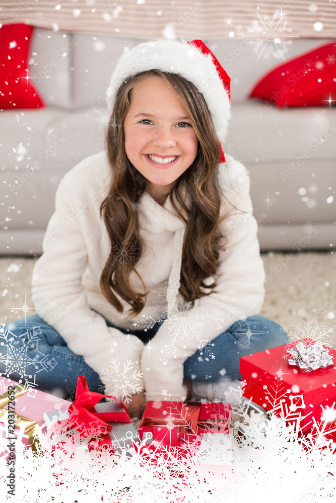 节日小女孩拿着礼物对着镜头微笑，抵御降雪