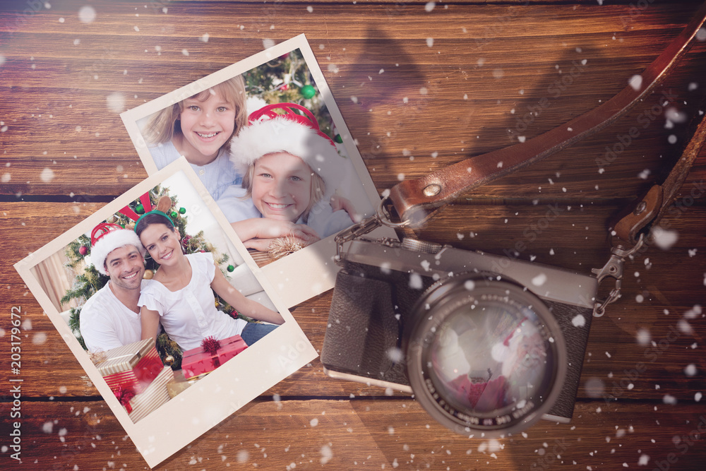 圣诞记忆与木地板上的即时照片的合成图像