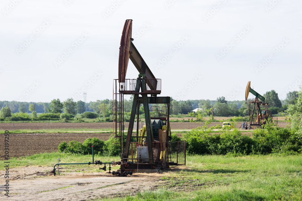 石油钻机在油田作业