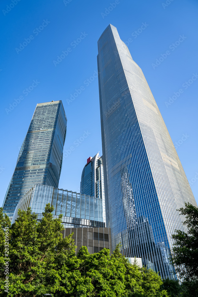 中国广州商业建筑的低角度视图，
