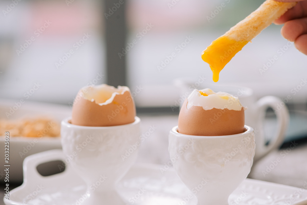 美味的早餐配煮鸡蛋和脆烤面包，水平，特写