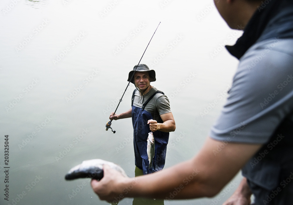 男人在湖边钓鱼
