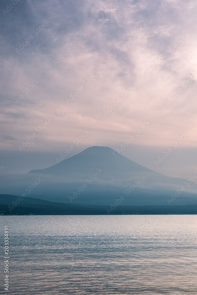 日落时山中湖的富士山倒影
