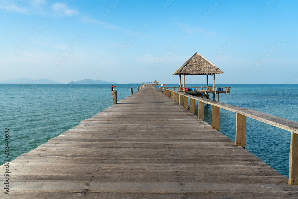 泰国普吉岛日落之间的木制码头。夏季、旅游、度假和度假概念。