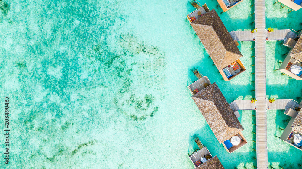 马尔代夫岛鸟瞰水上别墅，美丽的热带马尔代夫度假酒店。