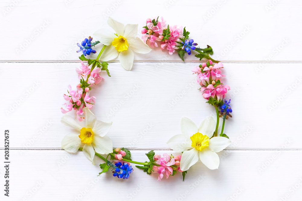 花卉布局，创意花卉构图。白色上由粉色、蓝色、黄色花朵制成的花环框架