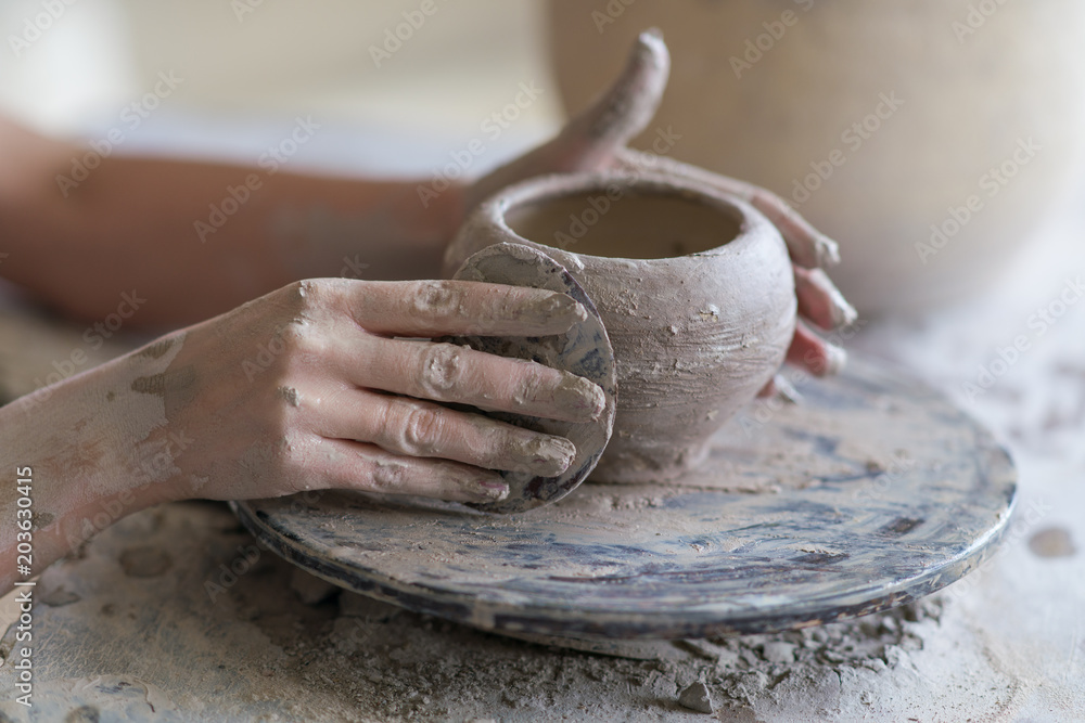 陶工在陶工轮上雕刻花瓶