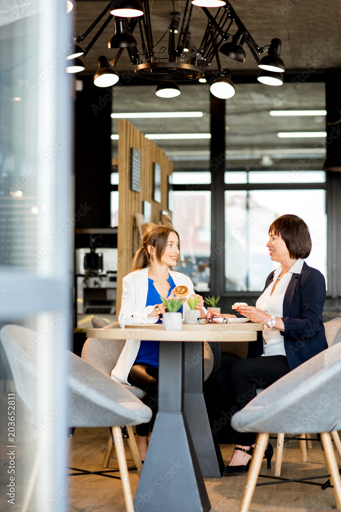 商务女性在咖啡馆喝咖啡的时间