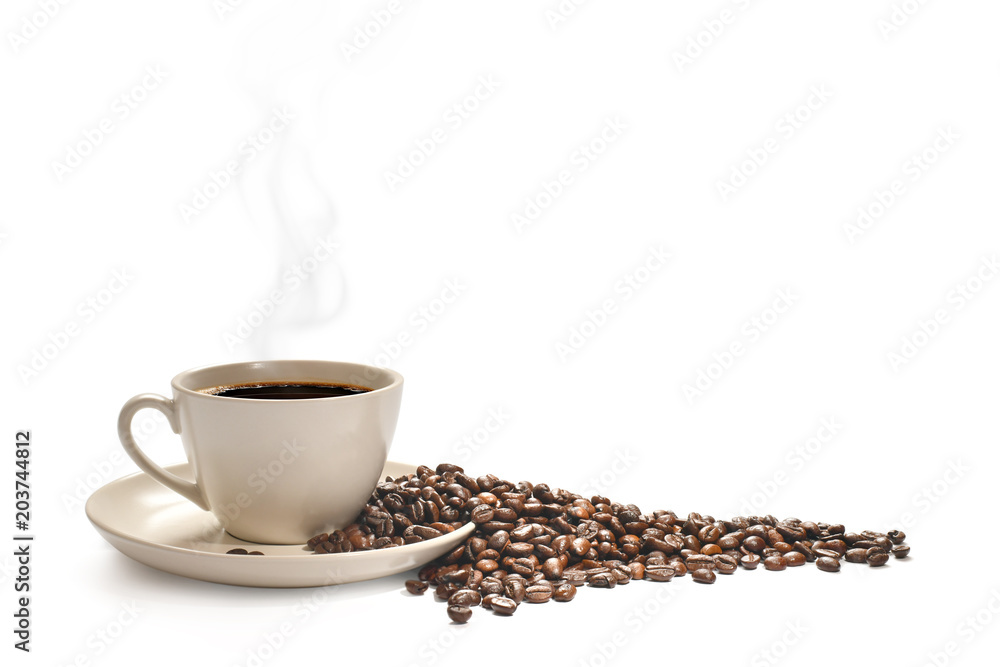 一杯有烟的咖啡，咖啡豆被隔离在白色上
