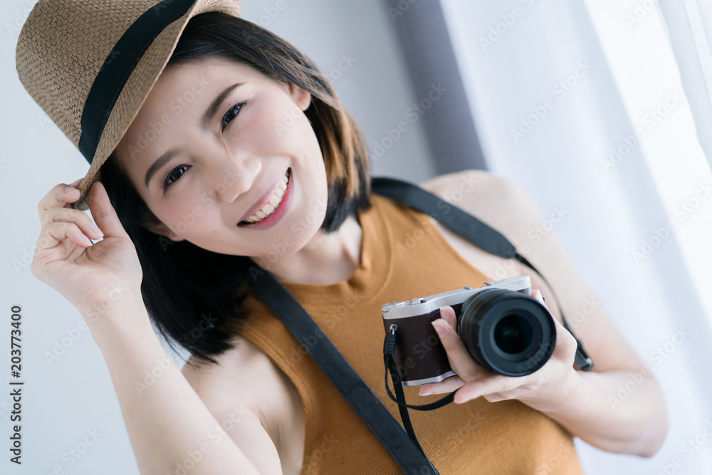 与美丽的亚洲女人一起旅行度假的理念，带着幸福快乐的心情拍照。