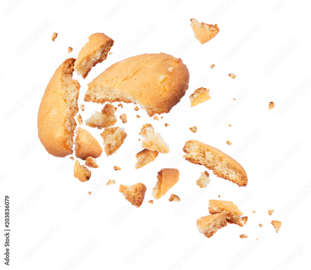 饼干碎成碎片，特写隔离在白色背景上