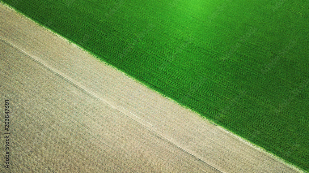 以田野为背景。空中的农业景观