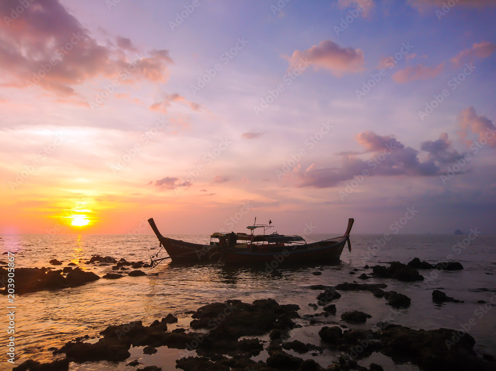 泰国沙吞岛Panka Yai海滩Koh Bulone岛的日落和划船