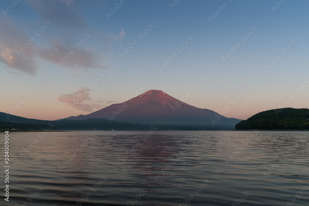 赤霞富士，夏日日出的红色富士山