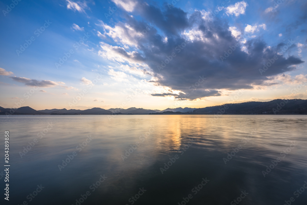 杭州西湖日落时的风景