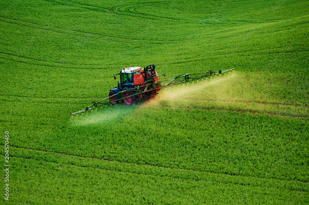 农机向绿地喷洒杀虫剂，农业自然季节性春耕