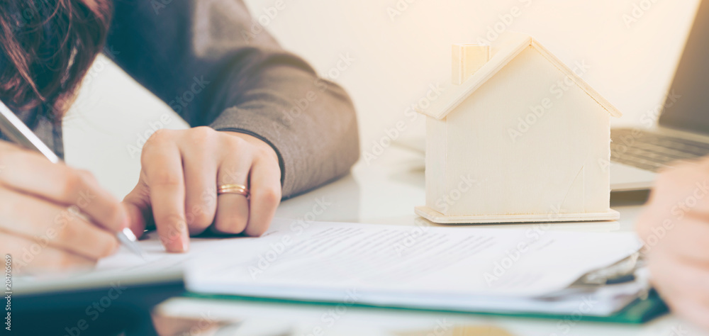 客户签署购房及房地产文件