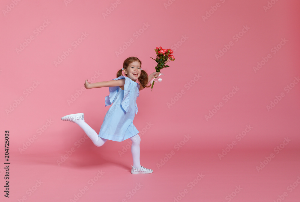 有趣的小女孩在彩色背景上拿着花束奔跑和跳跃