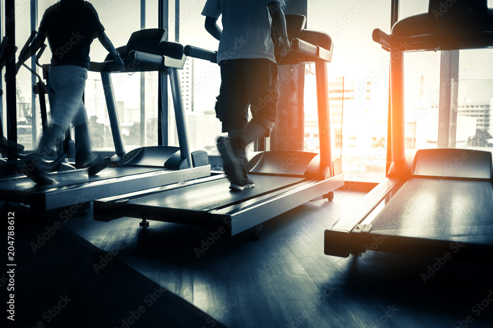 健康人在跑步机健身房背景下跑步的锻炼理念